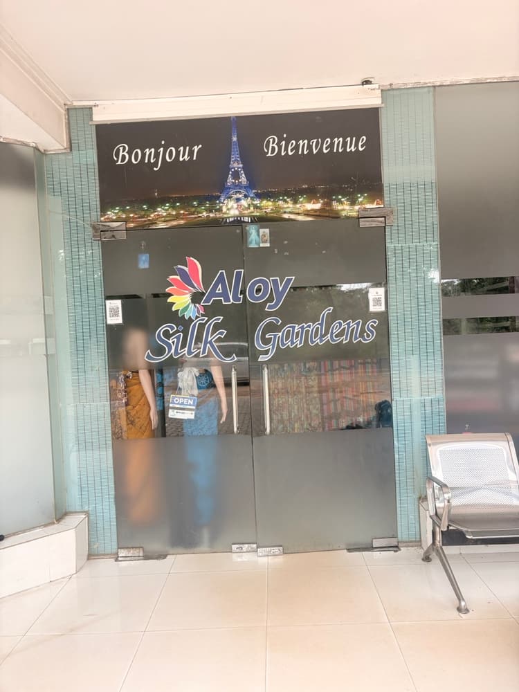 Glass entrance of the Aloy Silk Gardens silk shop between Dambulla and Sigiriya